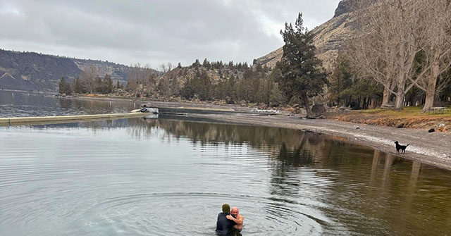 watch-—-‘a-great-start-to-2025!’:-oregon-pastor-baptizes-smiling-church-member-in-42-degree-water