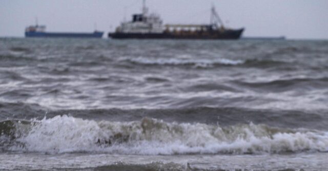 russian-officials-declare-emergency-in-crimea-as-oil-spill-reaches-sevastopol