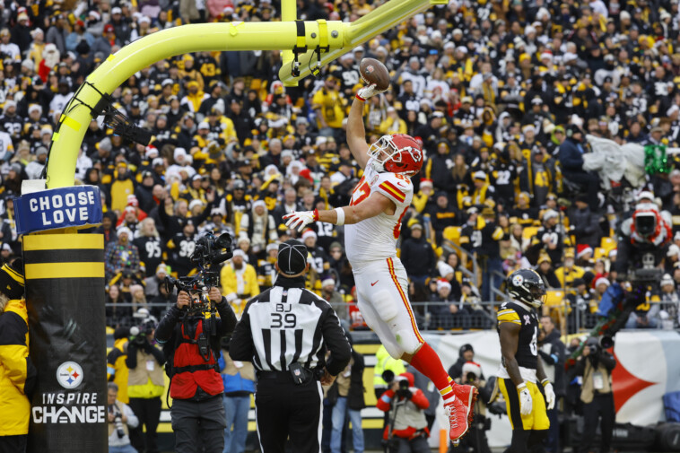 travis-kelce-fined-$14k-for-emulating-tony-gonzalez’s-signature-goalpost-dunk