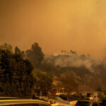 la-residents-evacuating-due-to-palisades-fire-ditch-cars-on-highway