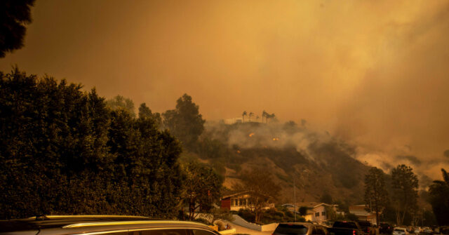 la-residents-evacuating-due-to-palisades-fire-ditch-cars-on-highway