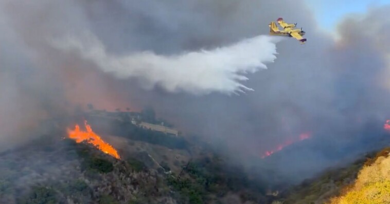 watch:-pilot-of-fire-tanker-floods-mountainside-hotspot-with-absolutely-perfect-drop