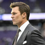 raiders-reportedly-request-interviews-with-lions-coordinators,-putting-tom-brady’s-fox-broadcast-conflict-front-and-center