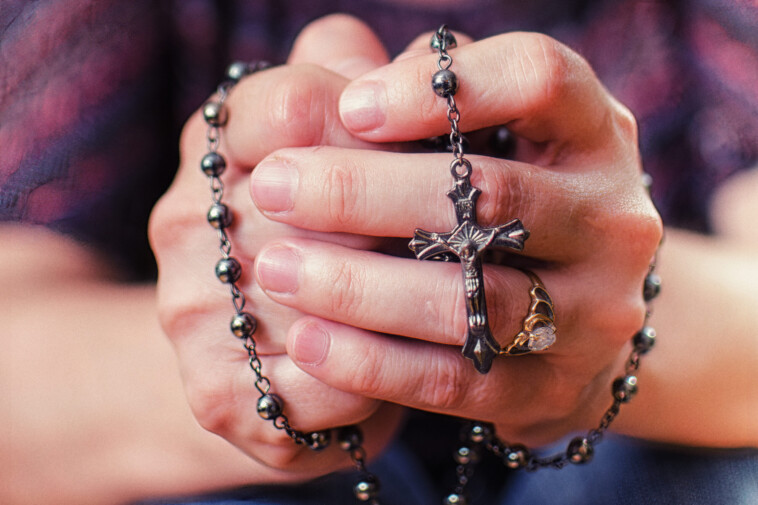 chicago-museum-hangs-pro-birth-control-notes-on-rosaries-in-planned-parenthood-exhibit