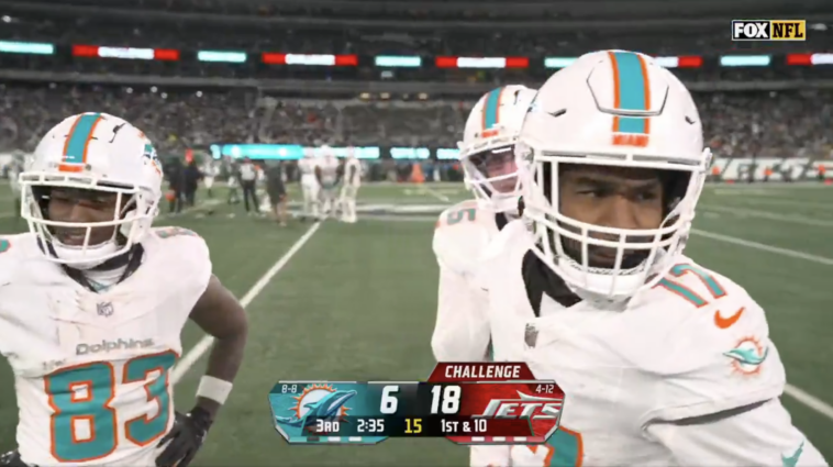 watch-as-dolphins-teammates-learned-tyreek-hill-pulled-himself-out-of-jets-game