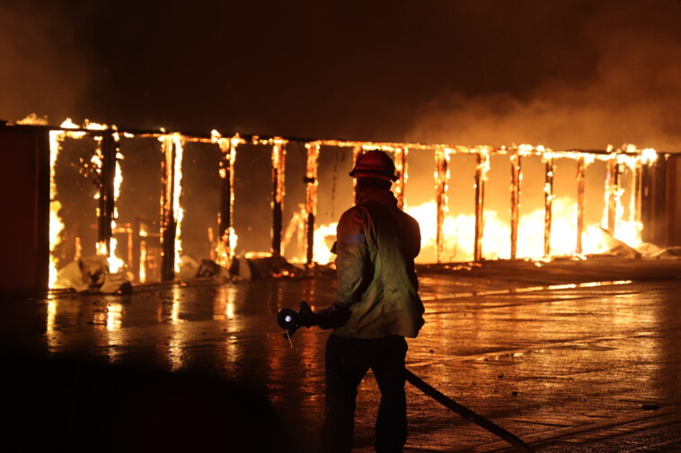 ‘like-armageddon’:-la.-fires-continue-to-spread,-3-blazes-at-0%-containment