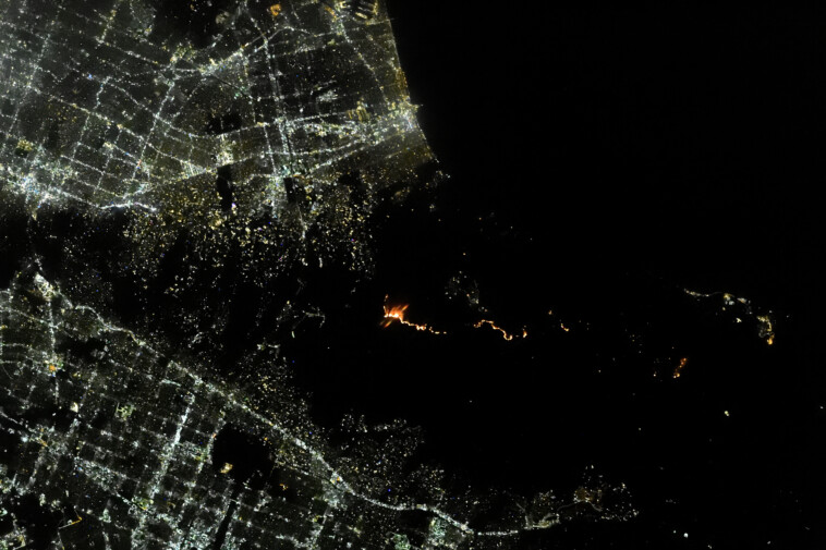 images-from-iss-show-part-of-la-in-complete-darkness-in-wake-of-wildfires