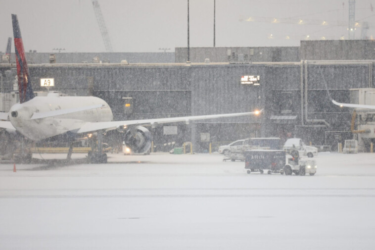 delta-flight-aborts-takeoff-over-‘engine-issue,’-passengers-forced-to-evacuate-plane