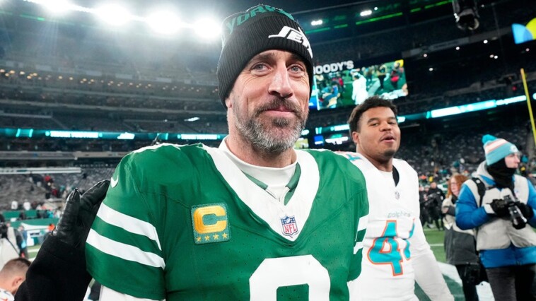 aaron-rodgers-still-has-‘a-lot-of-juice-left-in-the-tank,’-nfl-legend-brett-favre-says