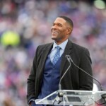 michael-strahan-needles-joe-schoen-with-ex-giants-stars-powering-eagles-and-packers