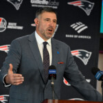 mike-vrabel-vows-to-‘remove-entitlement’-from-patriots,-‘galvanize’-team-after-return-as-head-coach