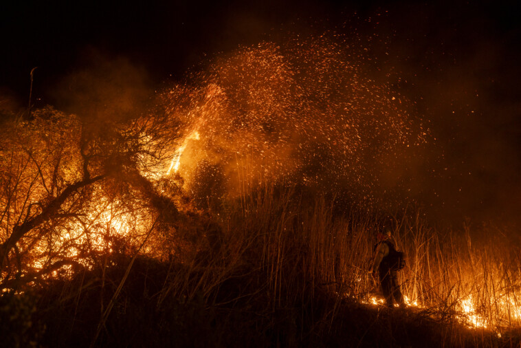 fire-ravaged-la-braces-for-‘extreme’-risk-of-blazes-spreading,-new-ones-sparking-as-catastrophic-winds-worsen