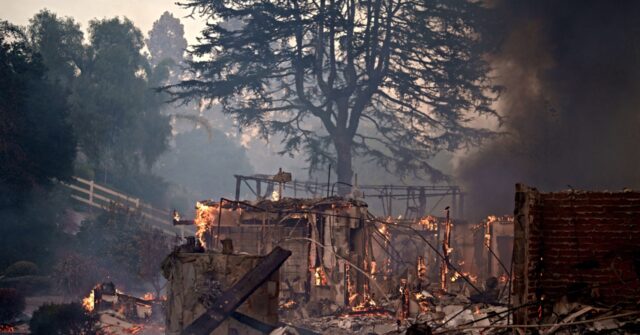 firefighters-battle-fast-moving-blaze-in-southern-california’s-oxnard