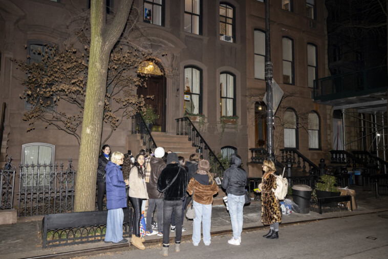 owner-of-carrie-bradshaw’s-‘sex-and-the-city’-brownstone-asks-nyc-for-gate-to-block-pesky-fans