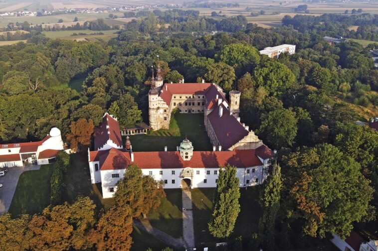 polish-town-invites-elon-musk-to-buy-its-castle-with-a-‘good-vibe’-for-his-european-headquarters