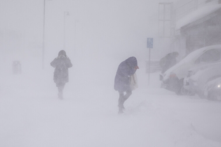 lake-effect-snow-buries-parts-of-new-york-in-2-feet-of-snow-during-wild-winter-storm