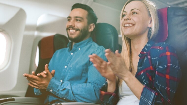 flight-passengers-debate-clapping-upon-touchdown:-major-airline-pilots-react