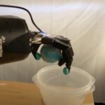 soft-robotic-armband-gives-prosthetic-hand-users-natural-control