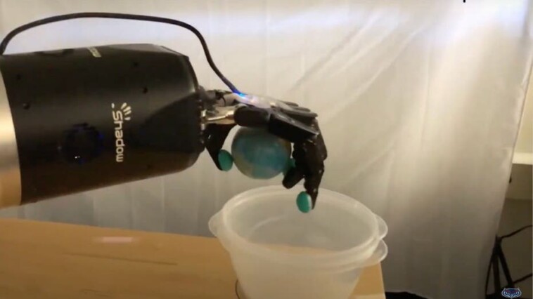 soft-robotic-armband-gives-prosthetic-hand-users-natural-control