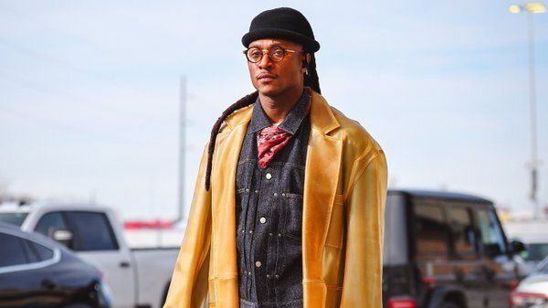 deandre-hopkins-dons-yellow-coat,-headlines-nfl-divisional-round-arrivals