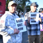 la-protestors-rally-outside-mayor-karen-bass’-home-in-wake-of-catastrophic-wildfires:-‘completely-irresponsible’