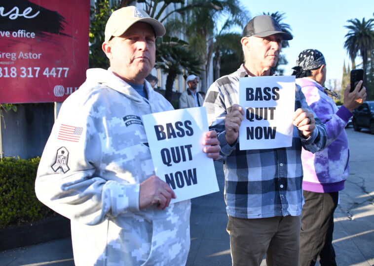 la-protestors-rally-outside-mayor-karen-bass’-home-in-wake-of-catastrophic-wildfires:-‘completely-irresponsible’