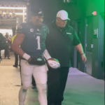 ‘awkward,-tense’-week-ahead-for-eagles-with-jalen-hurts’-knee-injury-worry