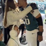 saquon-barkley-kisses-girlfriend,-shares-special-handshake-with-daughter-before-explosive-eagles-performance