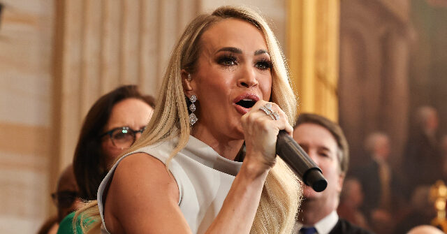 watch:-carrie-underwood-sings-‘america-the-beautiful’-a-cappella-at-trump’s-inauguration-after-audio-issue