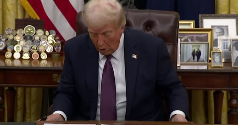 watch:-trump-discovers-message-biden-left-for-him-in-the-oval-office