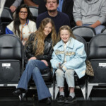 sydney-sweeney-takes-in-knicks-nets-game-courtside-—-and-nba-fans-lost-their-minds