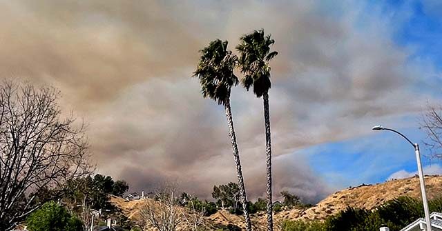 socal:-brush-fire-erupts-north-of-santa-clarita,-evacuations-ordered