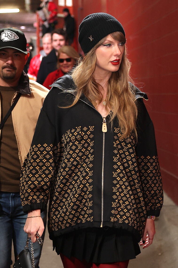 taylor-swift-arrives-at-afc-championship-game-with-travis-kelce,-chiefs-chasing-super-bowl-history