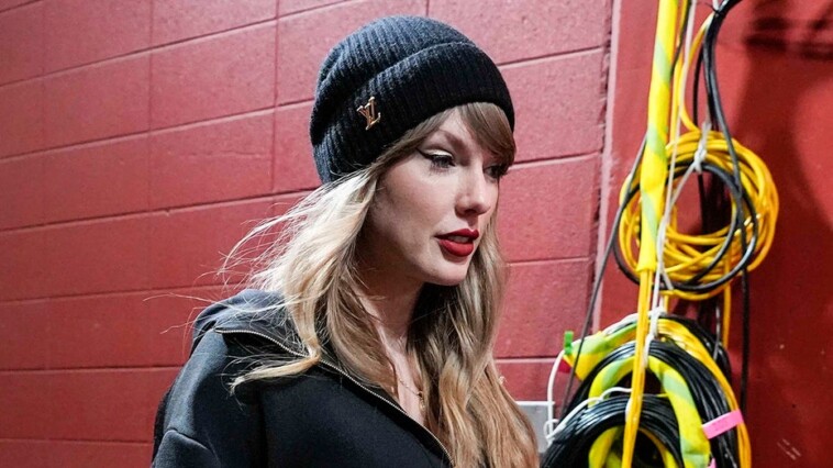 taylor-swift-arrives-at-chiefs-bills-afc-championship-in-black-louis-vuitton-outfit