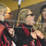 taylor-swift-embraces-mom-andrea,-travis-kelce’s-mom-donna-in-chiefs’-thrilling-afc-championship-game