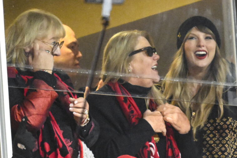 taylor-swift-embraces-mom-andrea,-travis-kelce’s-mom-donna-in-chiefs’-thrilling-afc-championship-game