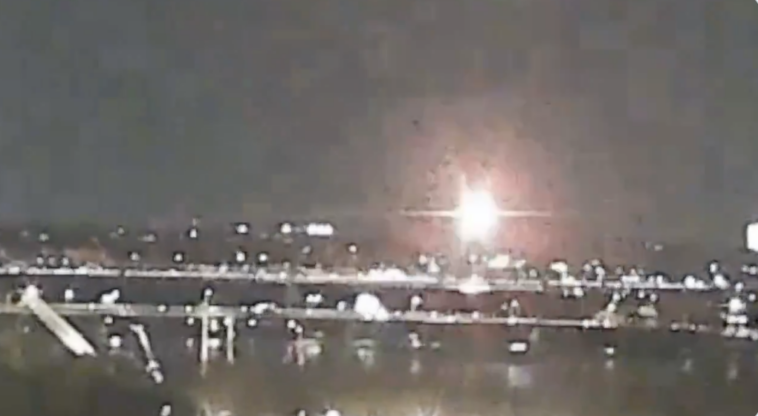 breaking:-airplane-crashes-into-helicopter-at-reagan-airport-in-dc…-massive-“boom”-heard-from-near-airport…-fatalities-reported-and-more…-[video]