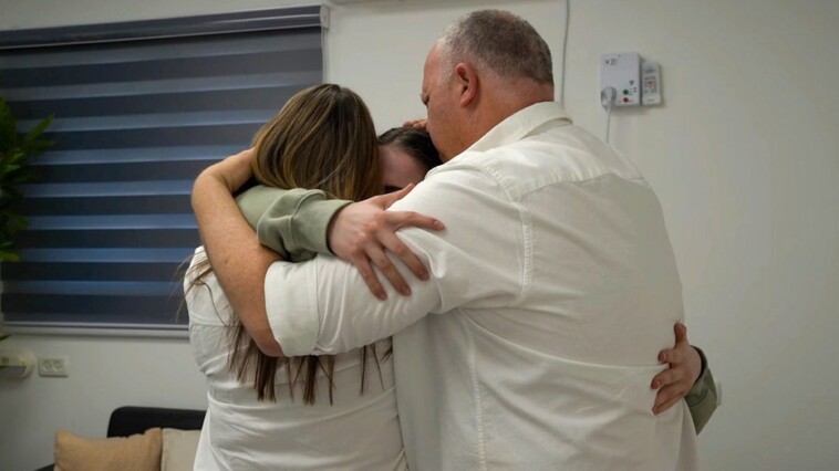 moment-idf-soldier-is-reunited-with-family-seen-on-video