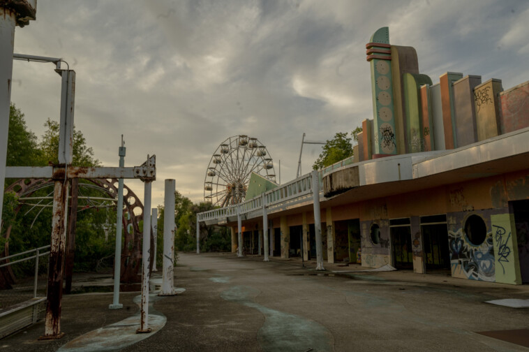 new-orleans-six-flags-finally-being-torn-down-20-years-after-hurricane-katrina