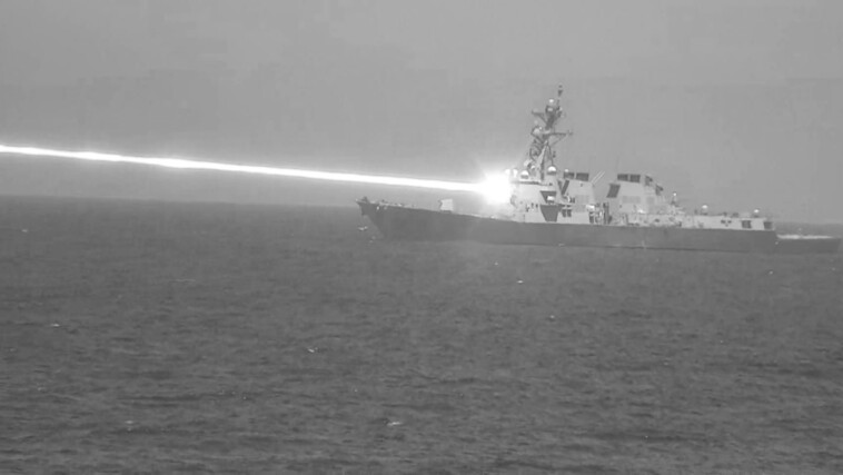 incredible-photo-shows-us-navy-firing-laser-weapon-dubbed-‘helios’-from-warship