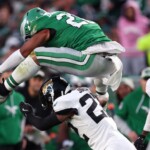 barkley’s-reverse-hurdle,-mahomes’-magic-and-more-highlights-from-the-nfl-season