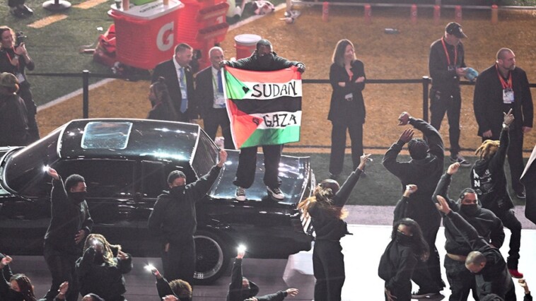 super-bowl-lix-security-tackles-person-with-flag-supporting-palestinians,-sudanese-during-halftime-show