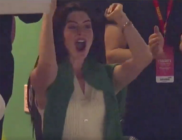 anne hathaway-couldn’t-contain-her-eagles-excitement-at-super-bowl-2025