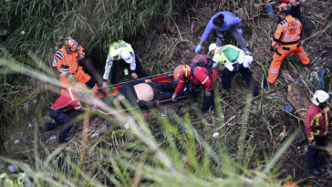 at-least-30-dead-after-bus-in-guatemala-drives-off-bridge-into-ravine:-‘heartbreaking’