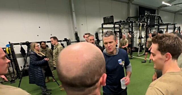 defense-secretary-pete-hegseth-does-push-ups,-deadlifts-with-us.-special-forces-in-germany