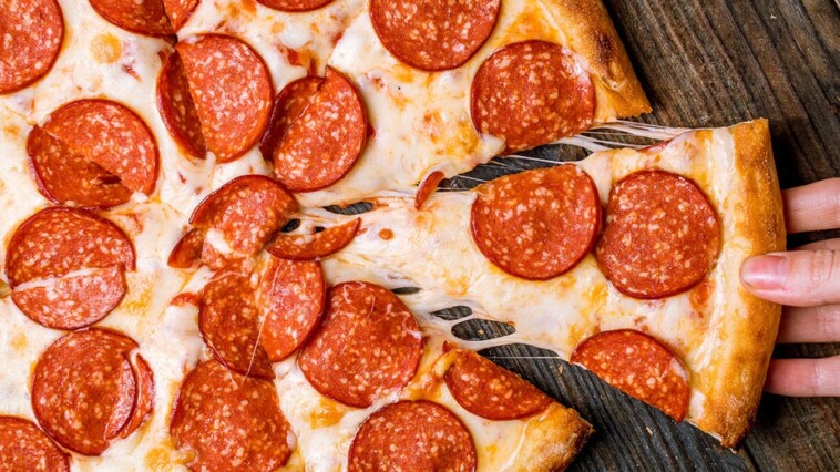 pizza-left-out-on-the-counter:-is-it-safe-to-eat?-here’s-what-to-know