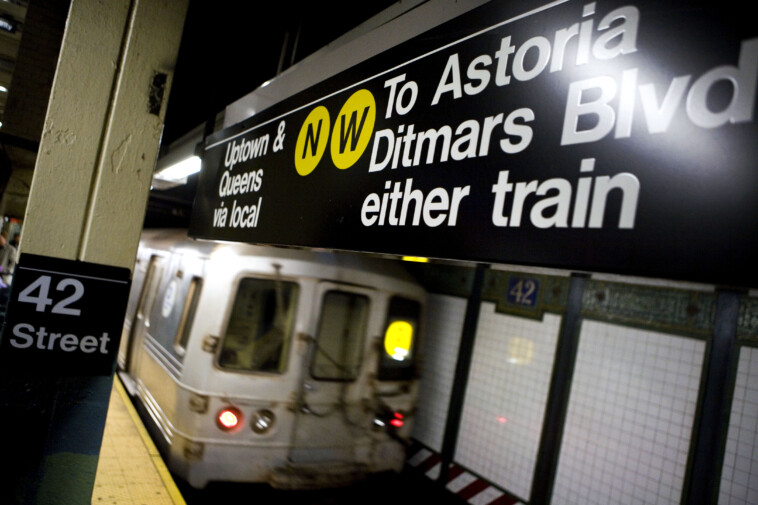 nyc-straphangers-help-deliver-baby-girl-on-mta-subway-train