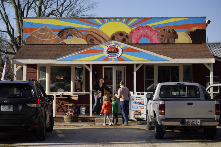 new-hampshire-town-and-bakery-take-their-‘first-amendment’-legal-battle-over-colossal-pastry-mural-to-trial