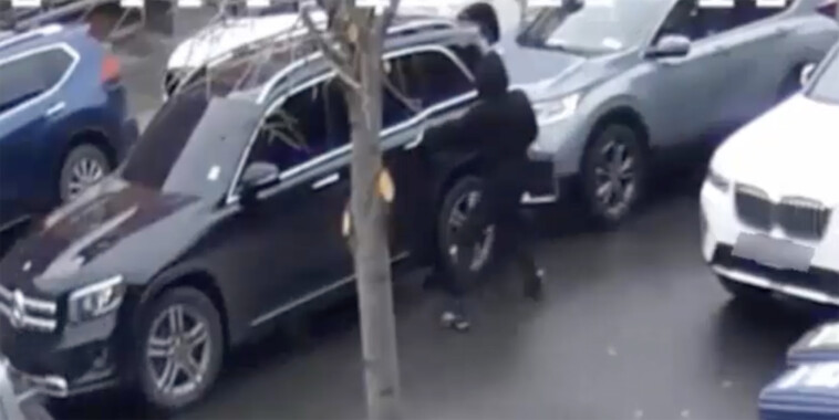 rock-hurling-nyc-bandits-smash-70-year-old’s-car-window,-steal-$20k-in-broad-daylight:-cops