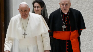 pope-francis-will-remain-in-hospital-as-he-battles-respiratory-infection,-vatican-says